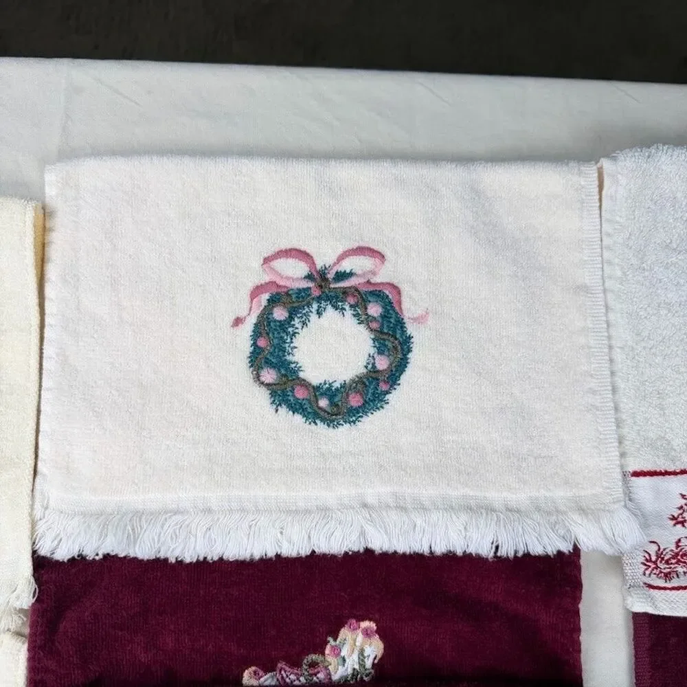Lot of 28 Cotton Embroidered Fingertip Towels & Washcloths, Mostly Christmas